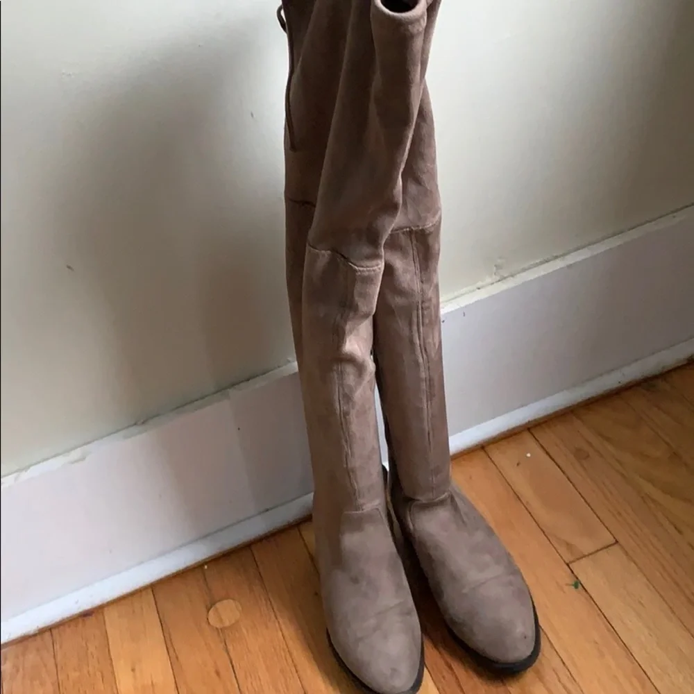 Catherine Malandrino grey suede boots shoe